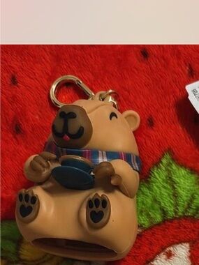 bath and body works capybara hand sanitizer holder. In good used condition